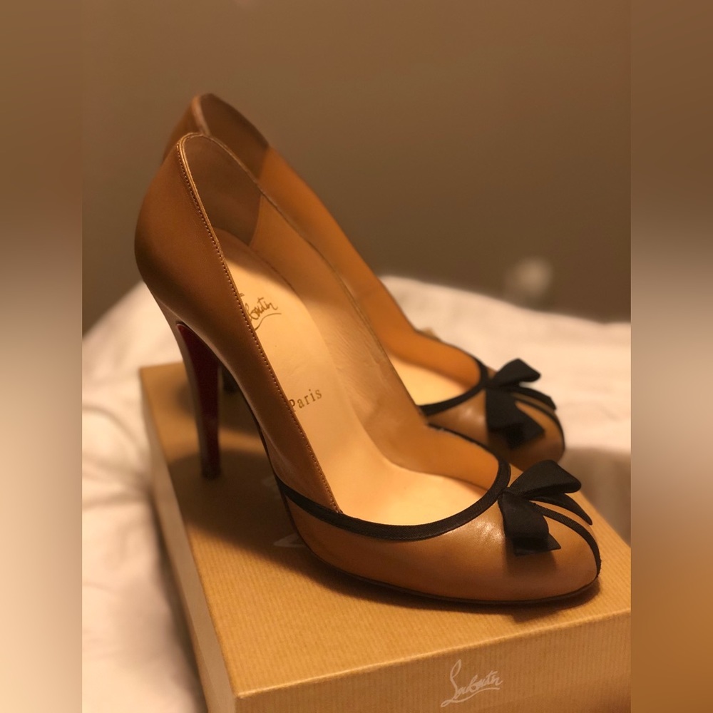 Authentic Christian Louboutin leather dainty size 40 fits like 8.5/9. Narrow